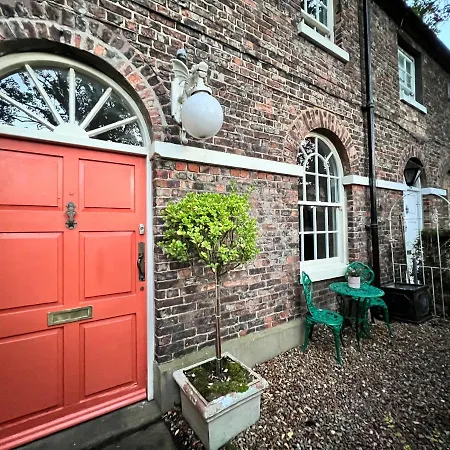 Riverside Mews - High Street