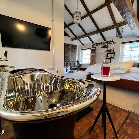 Riverside Mews - High Street Holiday home *