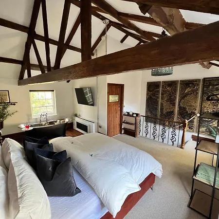 Riverside Mews - High Street