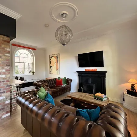 Riverside Mews - High Street *