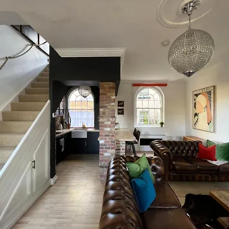 Riverside Mews - High Street Holiday home *