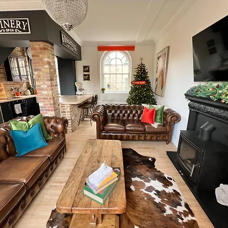 Riverside Mews - High Street *